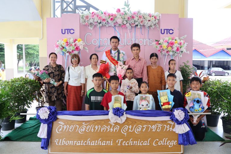 ภาพบรรยากาศการถ่ายภาพหมู่ ร่วมแสดงความยินดีกับบัณฑิต